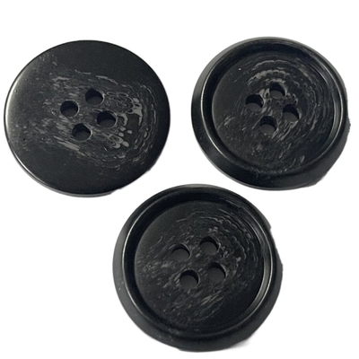 Nút sừng giả bốn lỗ 25mm với vành sử dụng cho áo khoác ngoài