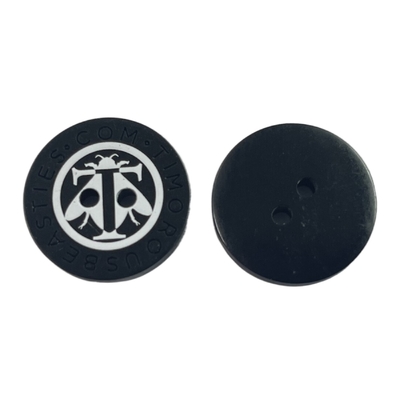 Lụa in nút nhựa nhựa khắc logo Áo khoác Nút bốn lỗ trong 32L cho quần áo