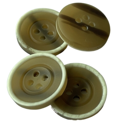 Các nút áo khoác nhựa với vành trắng giả sừng Desgin ở mặt sau 34L 4 lỗ cho áo